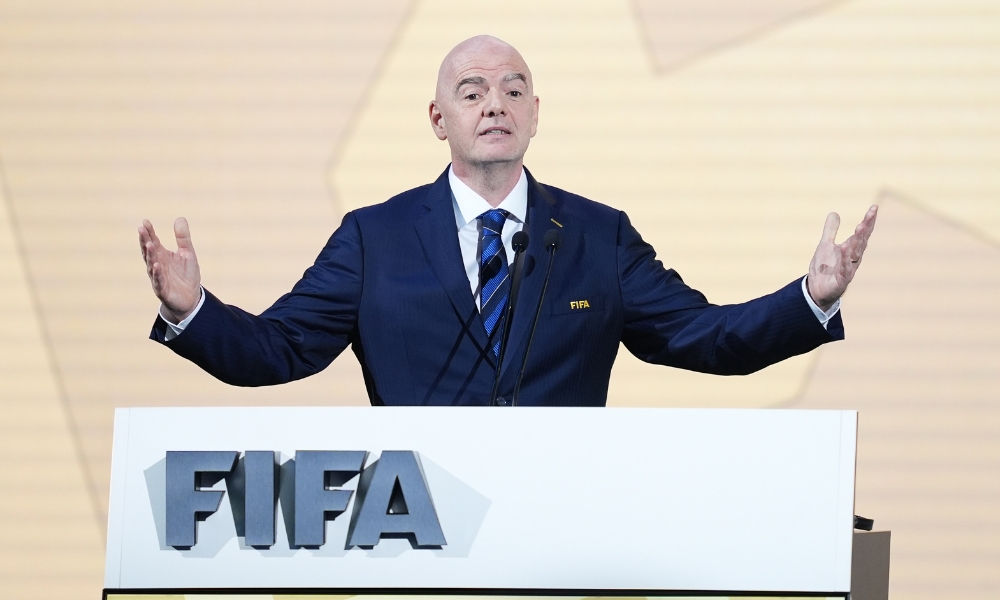 曼纳：孔蒂的合同还有两年，关于他的未来的话题是多余的.